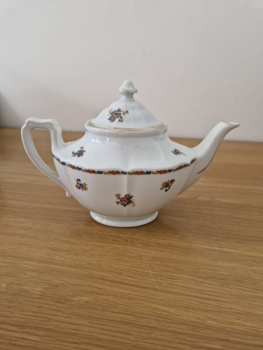 Vintage Ceramic  Teapot with small floral patten. Excellent pre-owned condition.