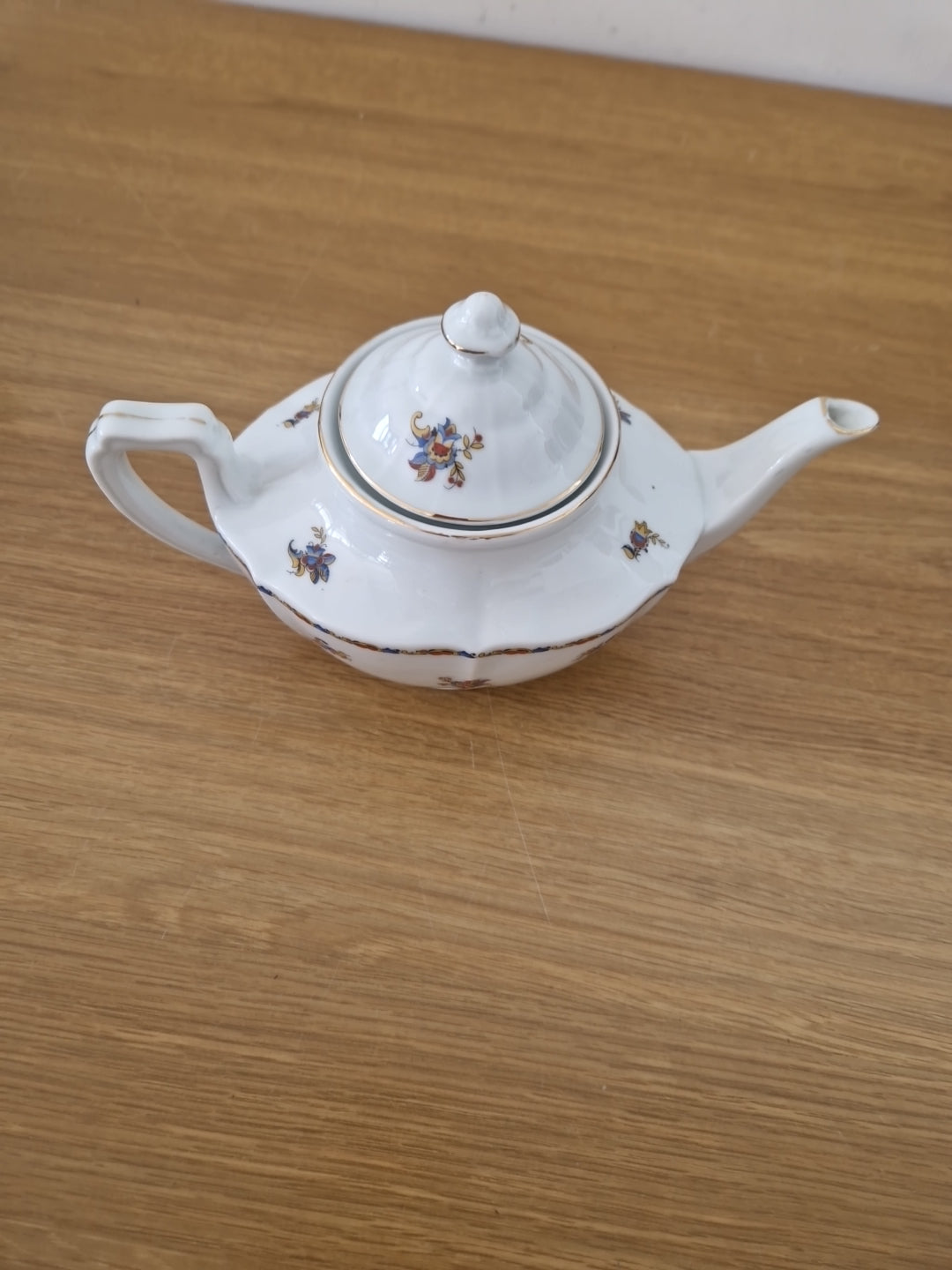 Vintage Ceramic  Teapot with small floral patten. Excellent pre-owned condition.