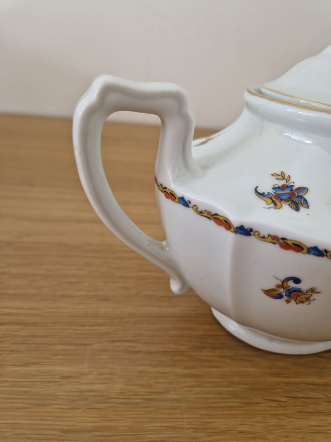 Vintage Ceramic  Teapot with small floral patten. Excellent pre-owned condition.