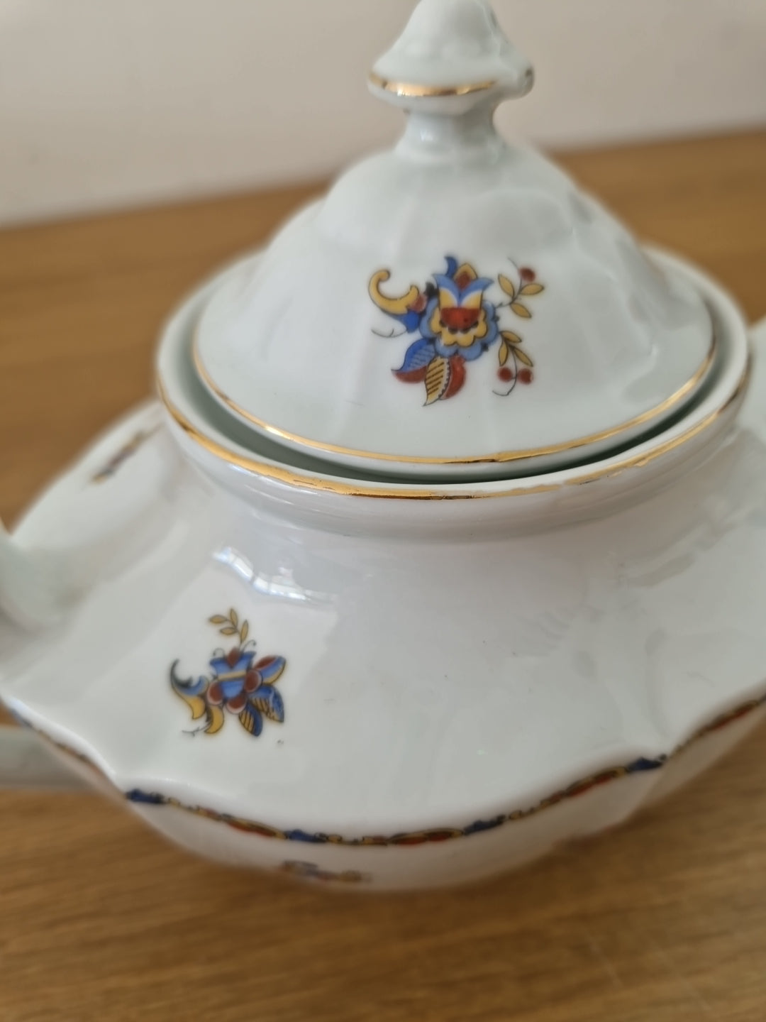 Vintage Ceramic  Teapot with small floral patten. Excellent pre-owned condition.