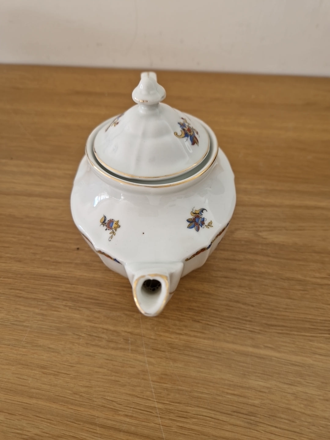 Vintage Ceramic  Teapot with small floral patten. Excellent pre-owned condition.