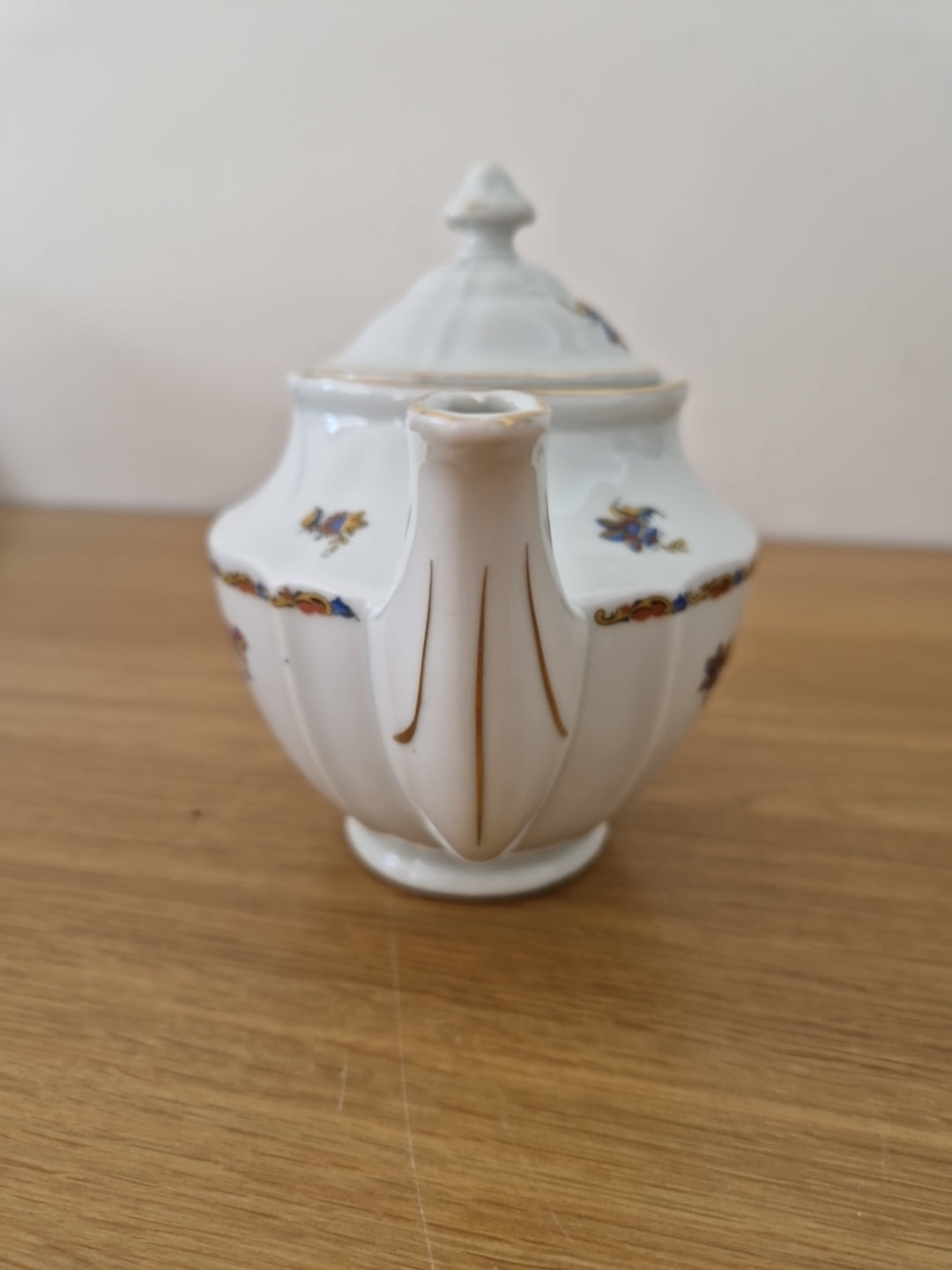 Vintage Ceramic  Teapot with small floral patten. Excellent pre-owned condition.