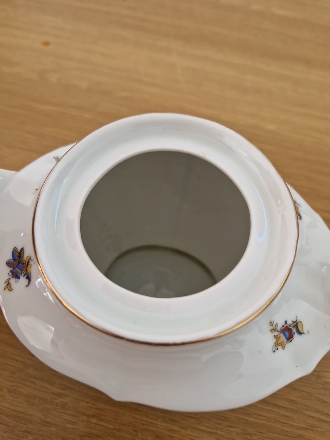 Vintage Ceramic  Teapot with small floral patten. Excellent pre-owned condition.